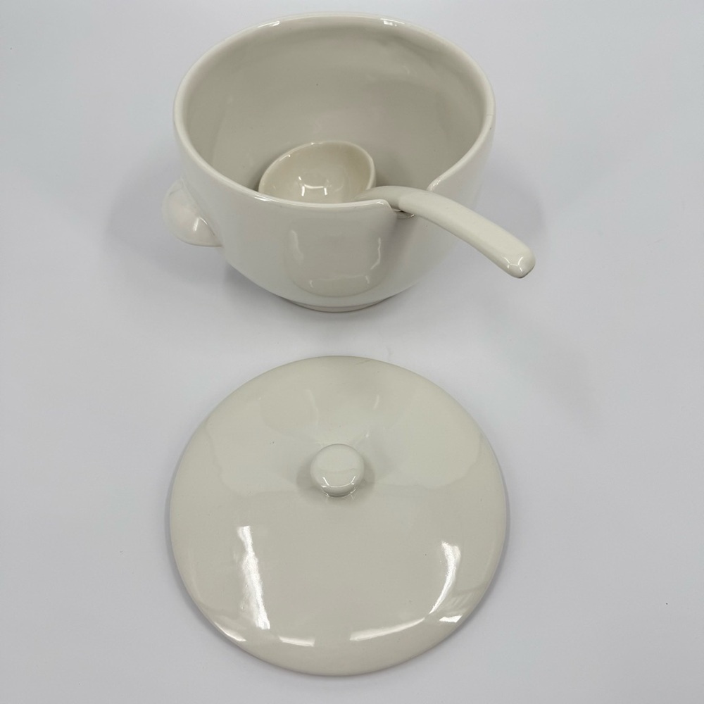 POTTERY BARN CHINA Great White Collection Rim Shape Soup Tureen, Lid, and Ladle